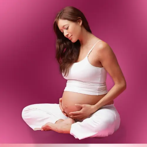 Gestante sorrindo segurando a barriga